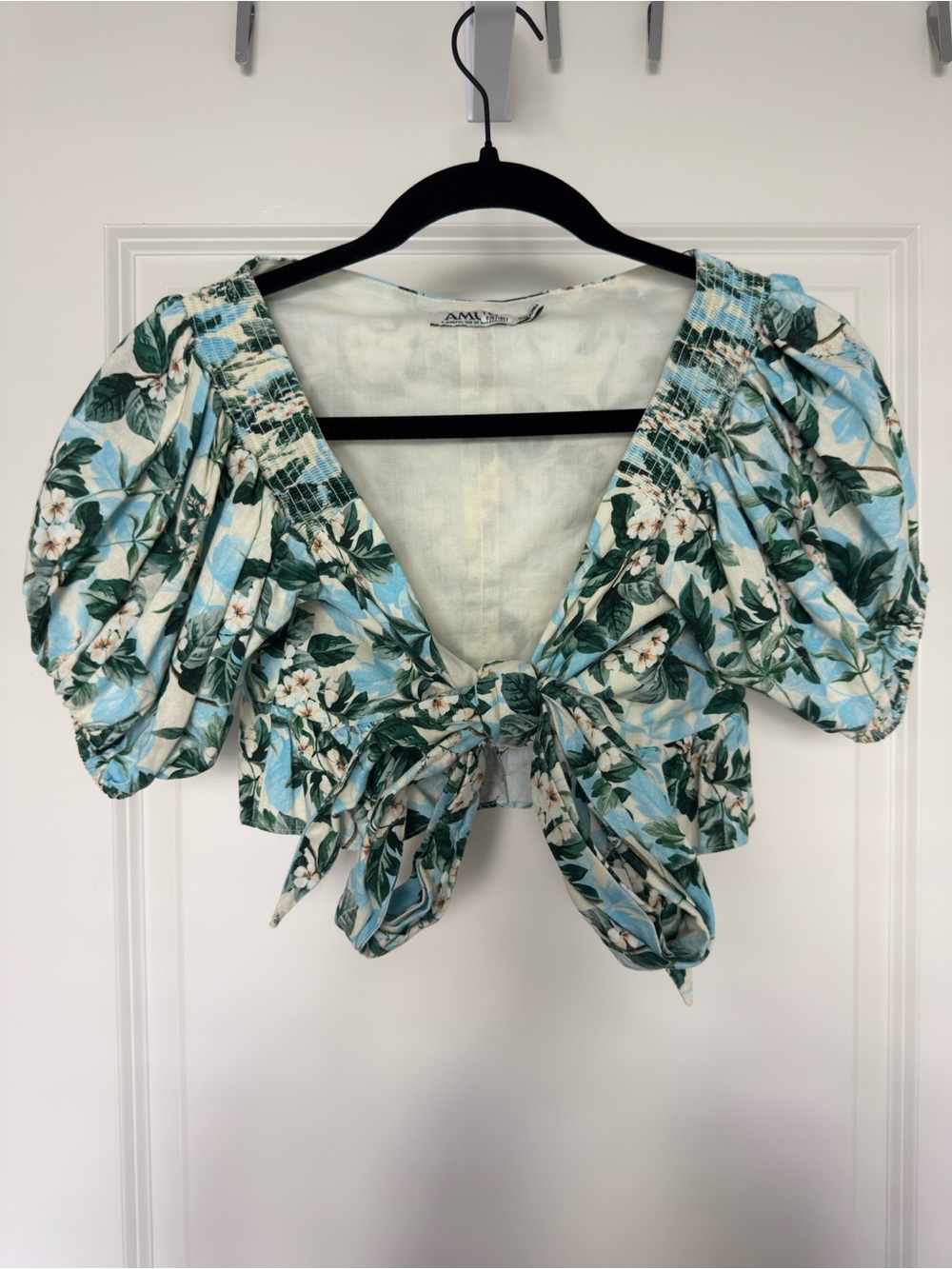 AMUR Kirby Off The Shoulder Tie Front Crop Top in‎ Sand Pearlflower Blue Floral